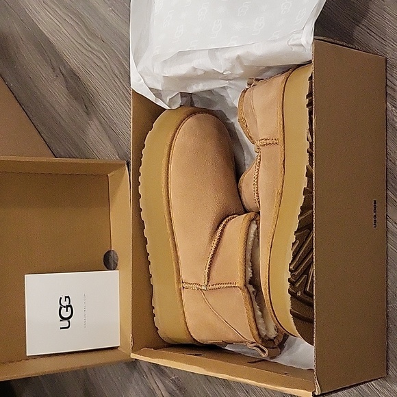 *SOLD* Classic Ultra Mini Uggs - Picture 2 of 5